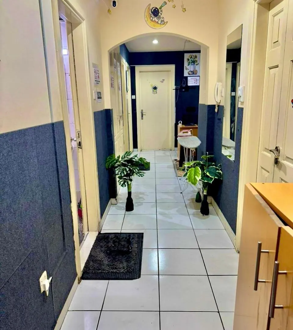 Alloggio in famiglia Aavhr Youth Holiday Home Near Burjuman Metro Station Dubai